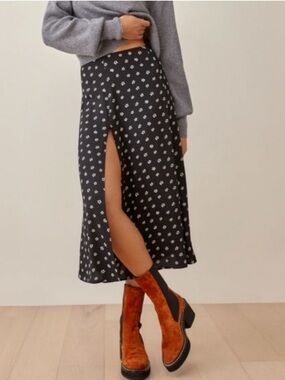 Reformation Zoe Side Slit Midi Skirt in Black and White Floral print. Size 6P